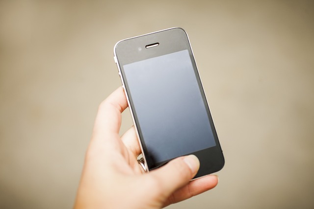 černý telefon